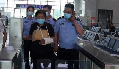 七旬老人乘火车下错站，孝昌警方助其回家团圆