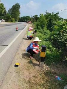 孝昌：修剪路肩高草 保障公路安全畅通