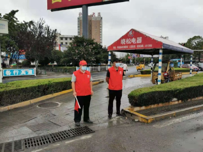 志愿者冒雨进行文明交通劝导