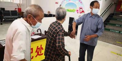 卫店镇：疫苗接种“护卫队” 坚守阵地勇担当