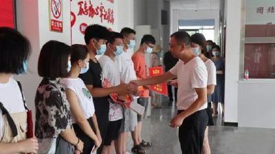 助学筑梦铸人！县总工会“金秋助学”暖人心