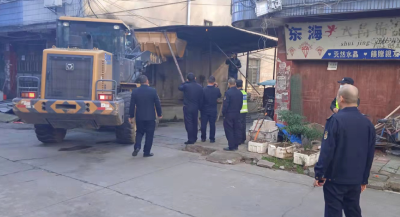 孝昌城管对兴业街违建依法拆除