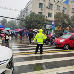 平安春运 交警同行丨寒风雨雪中坚守的孝昌交警