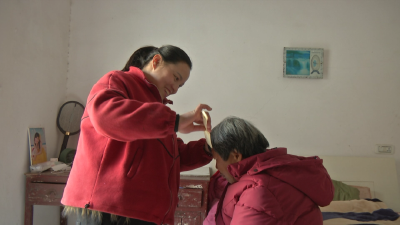 孝昌好儿媳多年如一日，精心照顾生病婆婆！