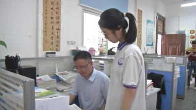 致敬劳动者｜吴嘉科：一支粉笔育桃李，三尺讲台献爱心
