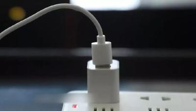 充电器长期不拔会爆炸，是真的吗？