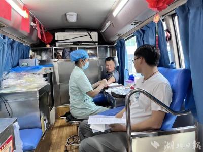 赞！他们踊跃参与献血
