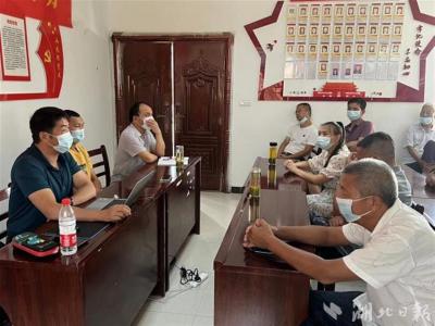 村民说，“现在不懂法律可不行啊！”
