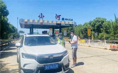 “警察蓝”“医护白”“交通绿”——烈日骄阳下，他们依然坚守