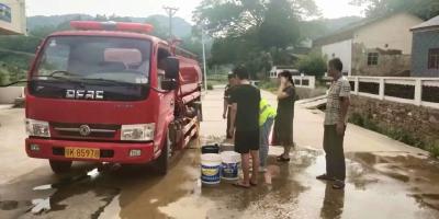 孝昌：干旱缺水群众忧 党员送水润民心