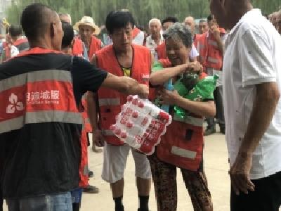 高温酷暑！他们为村里保洁员送“清凉礼包”