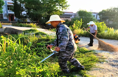 孝昌季店：清理道路杂草，消除安全隐患，美化乡村环境！