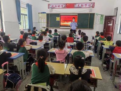 法制讲座进校园，安全知识记心间
