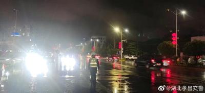 孝昌交警：雨中坚守 守护平安
