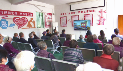 王店镇新岗村组织党员群众集中收看中国共产党第二十次全国代表大会开幕会