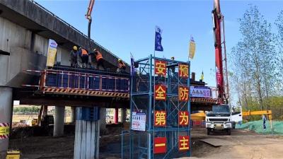 京港澳改扩建工程2标顺利完成首个盖梁