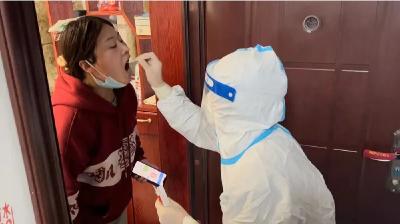 风雨中的核酸检测 爱与暖的双向奔赴