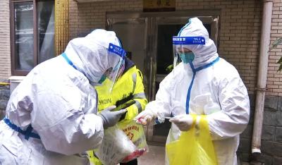 柔肩亦可担重任 巾帼志愿者助力核酸采样