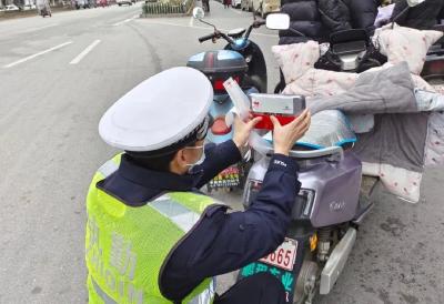 被看见才安全丨孝昌交警免费粘贴“反光条 ”，为您点亮安全回家路 