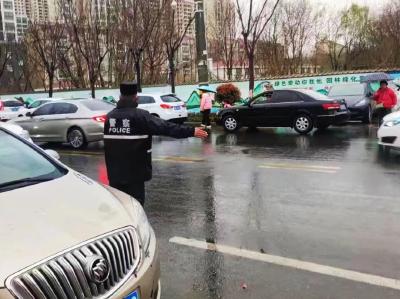 孝昌：雨中坚守护学岗 撑起一把“平安伞”