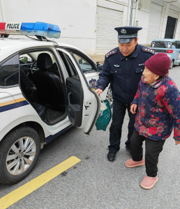 孝昌：九旬老人外出走失 民警暖心护送其回家