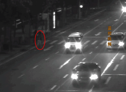 过马路低头玩手机，多地立法处罚