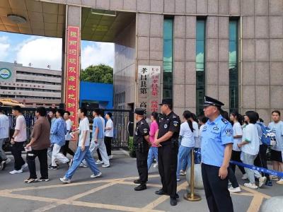 不怕“淋、烘、蒸”  这场考试他考了27年