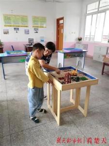 小学里来了教授夫妇 大山课堂变得精彩 银龄教师支教让农村教育活起来