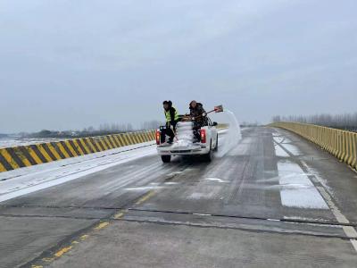 风雪骤降冰封道路  交通人齐心协力铲雪除冰保畅通