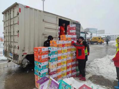央视点赞孝昌暖心举动 | 大雪封路车辆滞留 一杯热水暖人心