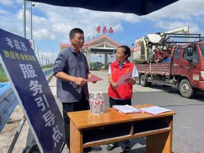 孝昌：农机抢收忙 我们来护航  