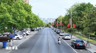 迎国庆  孝昌城区飘扬五星红旗
