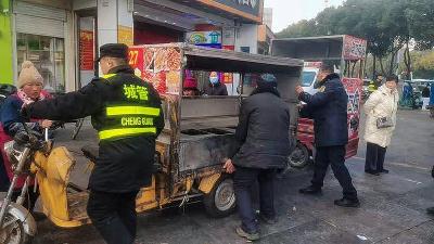 孝昌城管：扮靓城区“容颜” 喜迎新春佳节  