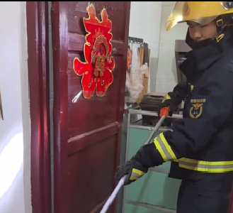 居民家中蛇出没，消防成功处置