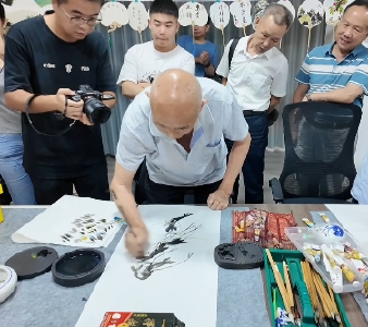 “画”说澴川 “扇”度盛夏 孝昌沉浸式宣扬“三大精神” 农民画家饶金安说：会多创造主题绘画作