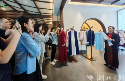 活力中国调研行｜坚守“手工造”，非遗道服网上卖脱销