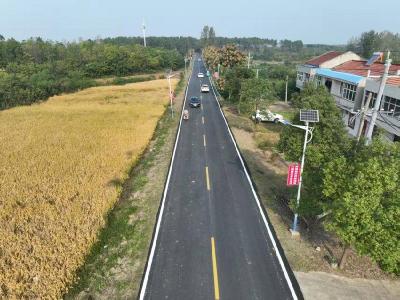 孝昌季店：S261道路刷黑“焕”新颜 绘就幸福新“途”景