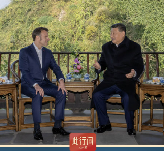 
此行间·“不打领带”的友好交流，习近平向马克龙这样介绍中国“治”慧