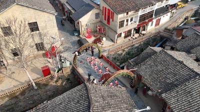 孝昌小河：街灯盏盏迎元旦  腰鼓声声庆新春