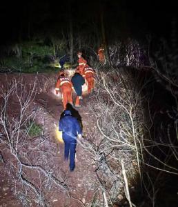 两次进山，十一小时搜寻，被困深山两人终获救