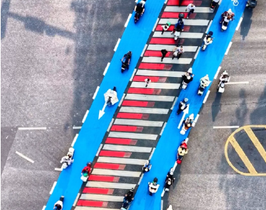 “蓝道过街”获赞，网友：建议全国推广！