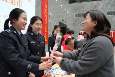 “听完安全知识，再收一朵鲜花”——孝昌县公安局参加“巾帼绽芳华 服务暖万家”主题活动