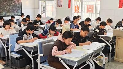 孝昌白沙：学生们有了新的午休课桌椅