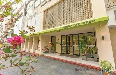 拖着行李箱抵达武汉，没打算再走