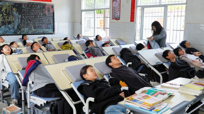 孝昌：爱心人士捐赠500套桌椅  让孩子告别“趴桌睡” 