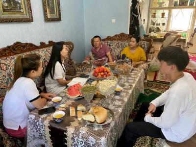 “万里奔赴”只为“石榴花开”——黄冈科技职业学院教师连续8年奔赴新疆，行程10余万公里，走访191个学生家庭