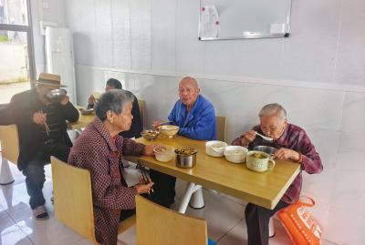 孝昌卫店：一顿热饭背后的“私人订制”