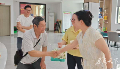 86岁老人送给社区的“感谢信”：200朵挂着露珠的栀子花