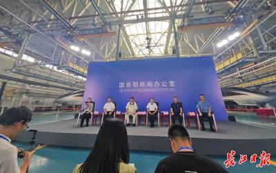 一把电筒，16年微光：这位“动车医生”凭什么站上国新办讲台？