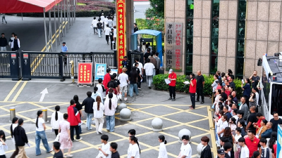 直击高考首日：共赴青春之约  奔向理想未来